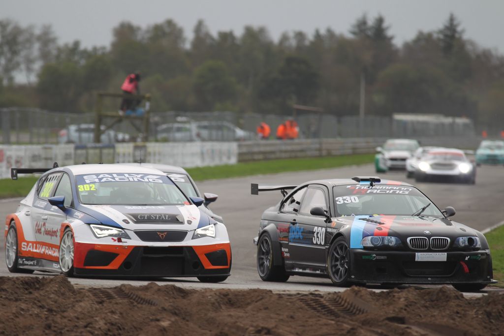 Peter og Mikkel Obel (302) kæmpede til det sidste mod Frederik Normann (330) for erobre titlen i division 3 i Danish Endurance Championship
(Foto: Henning Smed Madsen)